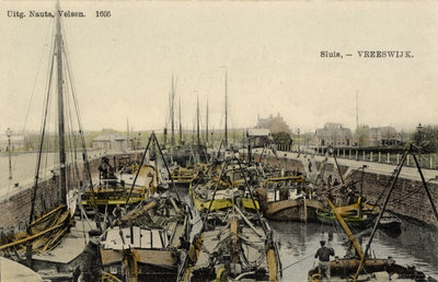 15055 Gezicht op de Koninginnensluis met vele vrachtschepen te Vreeswijk uit het zuiden. N.B. De gemeenten Jutphaas en ...